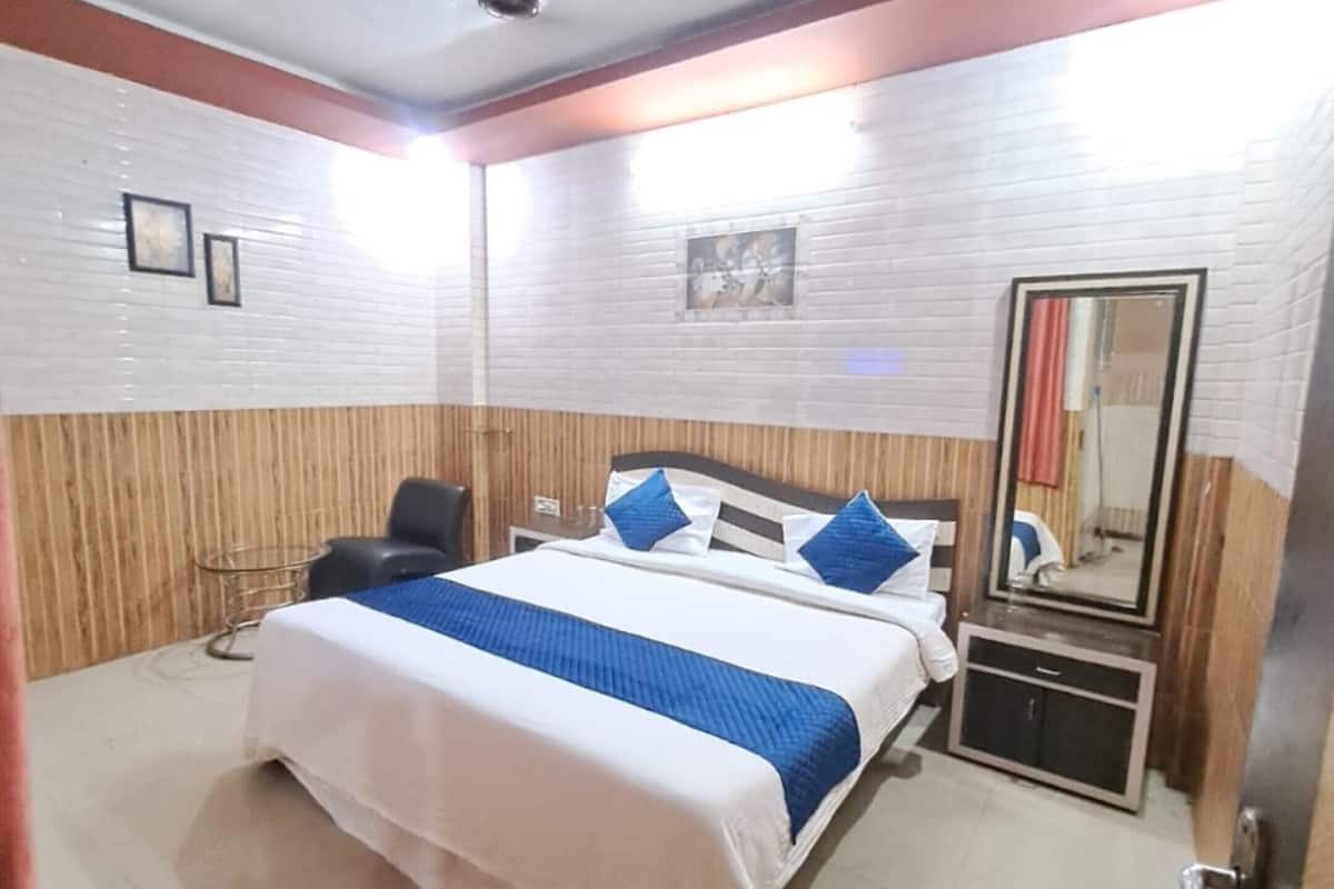 Luxury Double Room, City View | Soundproofing, WiFi (free), bed sheets