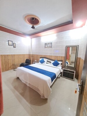 Luksus-dobbeltværelse - byudsigt | Lydisolering, gratis Wi-Fi, sengetøj