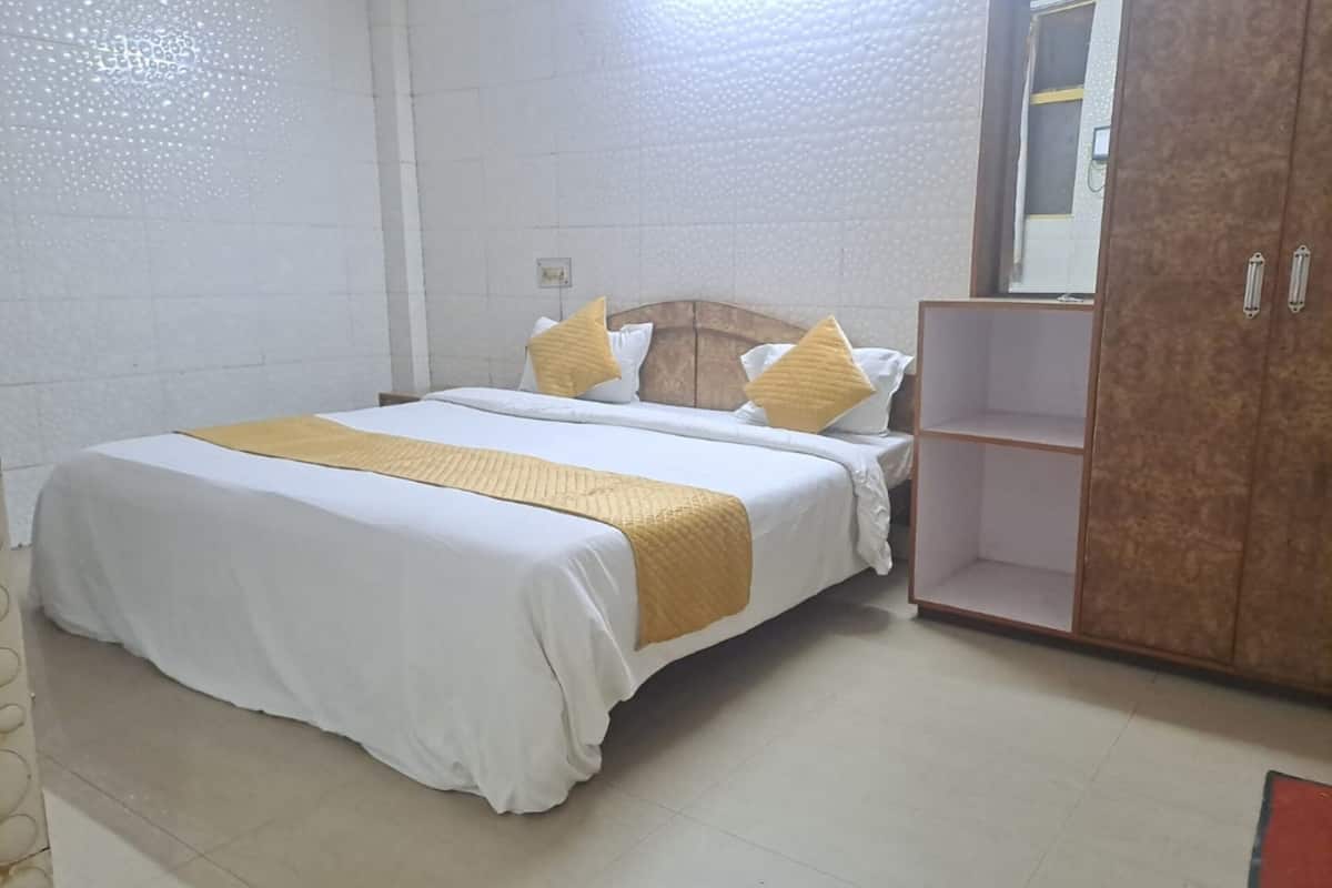 Classic Double Room, City View | Soundproofing, WiFi (free), bed sheets