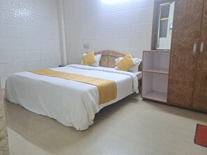 Classic Double Room, City View | Soundproofing, free WiFi, bed sheets - Goroomgo Mangalam Inn Lucknow (Lucknow)