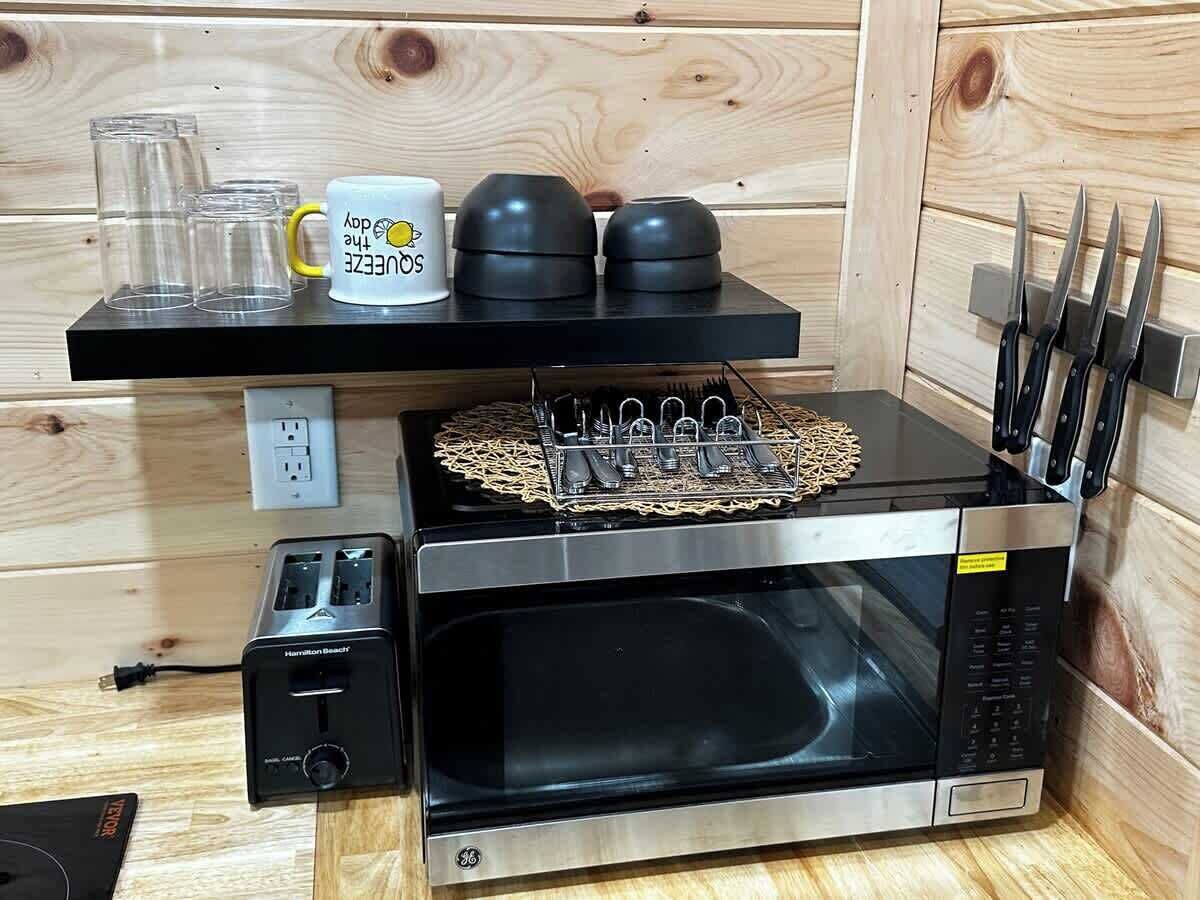 Geladeira, micro-ondas, cooktop, cafeteira/chaleira