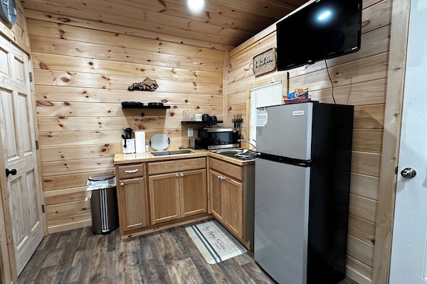 Réfrigérateur, micro-ondes, plaque de cuisson, cafetiÚre/bouilloire