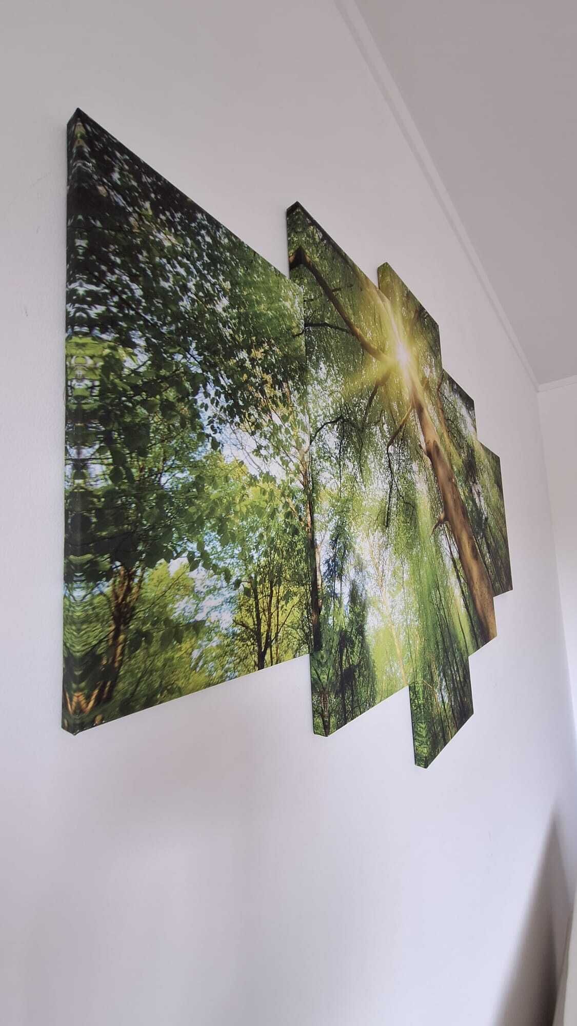 Un mur orné d’un grand tableau abstrait représentant une scène de forêt.