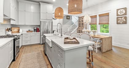 Golf Cart ~ Two Community Pools ~ Close to Seaside ~ Fully Stocked Kitchen