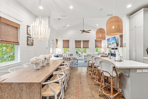 Golf Cart ~ Two Community Pools ~ Close to Seaside ~ Fully Stocked Kitchen