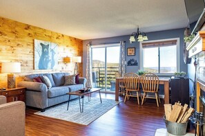 Smart TV, fireplace, books - 2 Places, 1 Epic Smoky Mtn Stay! Pool•HotTub•Views (Gatlinburg)