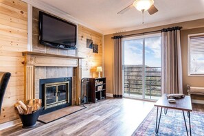 Smart TV, fireplace, books - ☆2 Places, 1 Epic Smoky Mtn Stay! Breathtaking Views•Indoor&Outdoor Pools•HotTub (Gatlinburg)