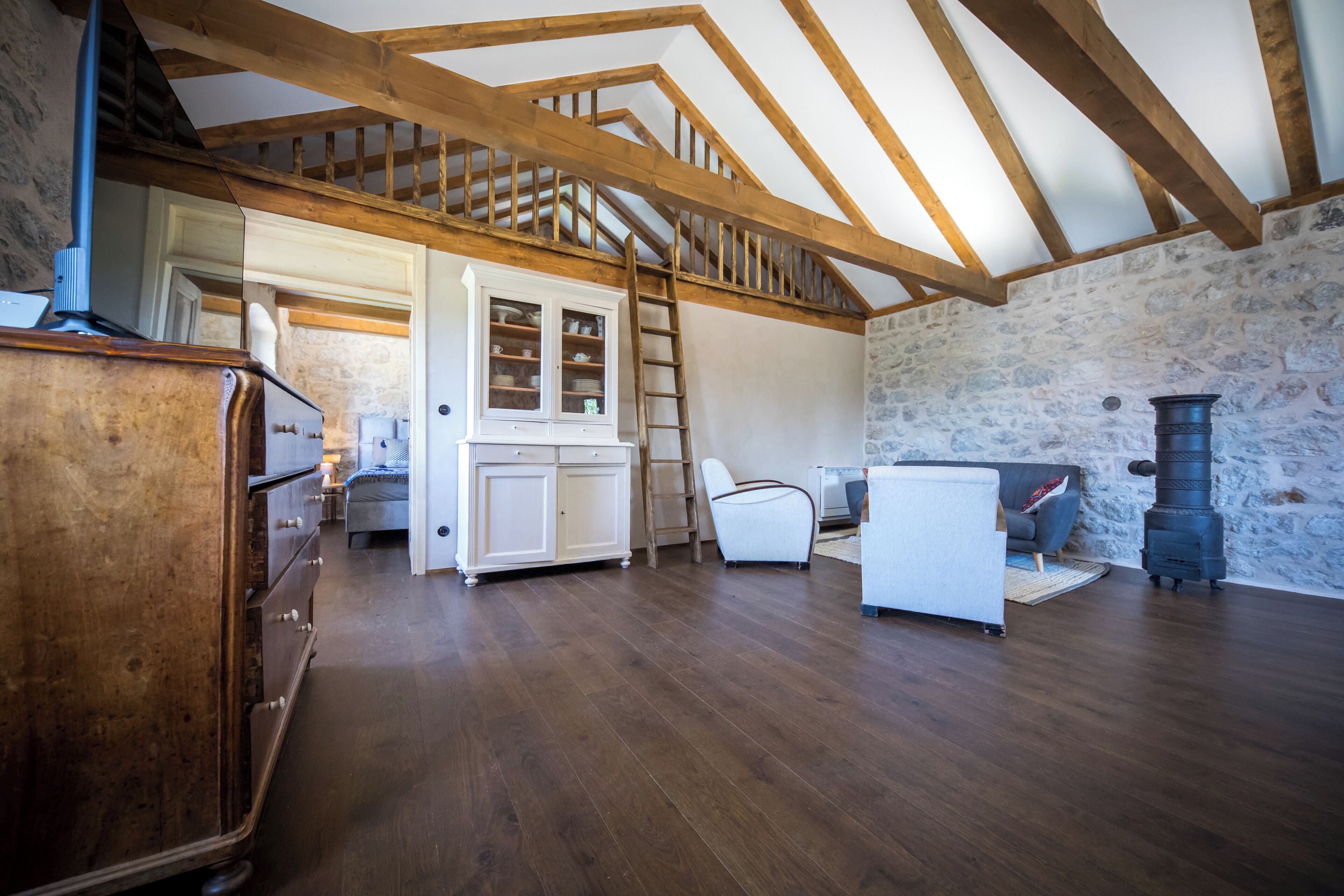 Rustic 4 Bedroom Villa With All The Modern Amenities In Quiet Surrounding - Srebreno