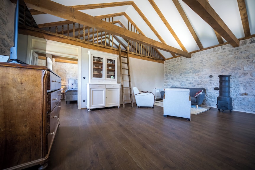 Rustic 4 Bedroom Villa With All The Modern Amenities In Quiet Surrounding - Srebreno