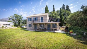 Exterior - Rustic 4 bedroom villa with all the modern amenities in quiet surrounding (Mlini)