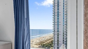 Ein Hochhaus mit Blick auf einen Strand und den Ozean.