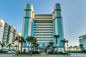 Un hôtel moderne, reconnaissable à son grand panneau indiquant « Boardwalk », qui s’étend sur plusieurs étages et possède une entrée centrale.