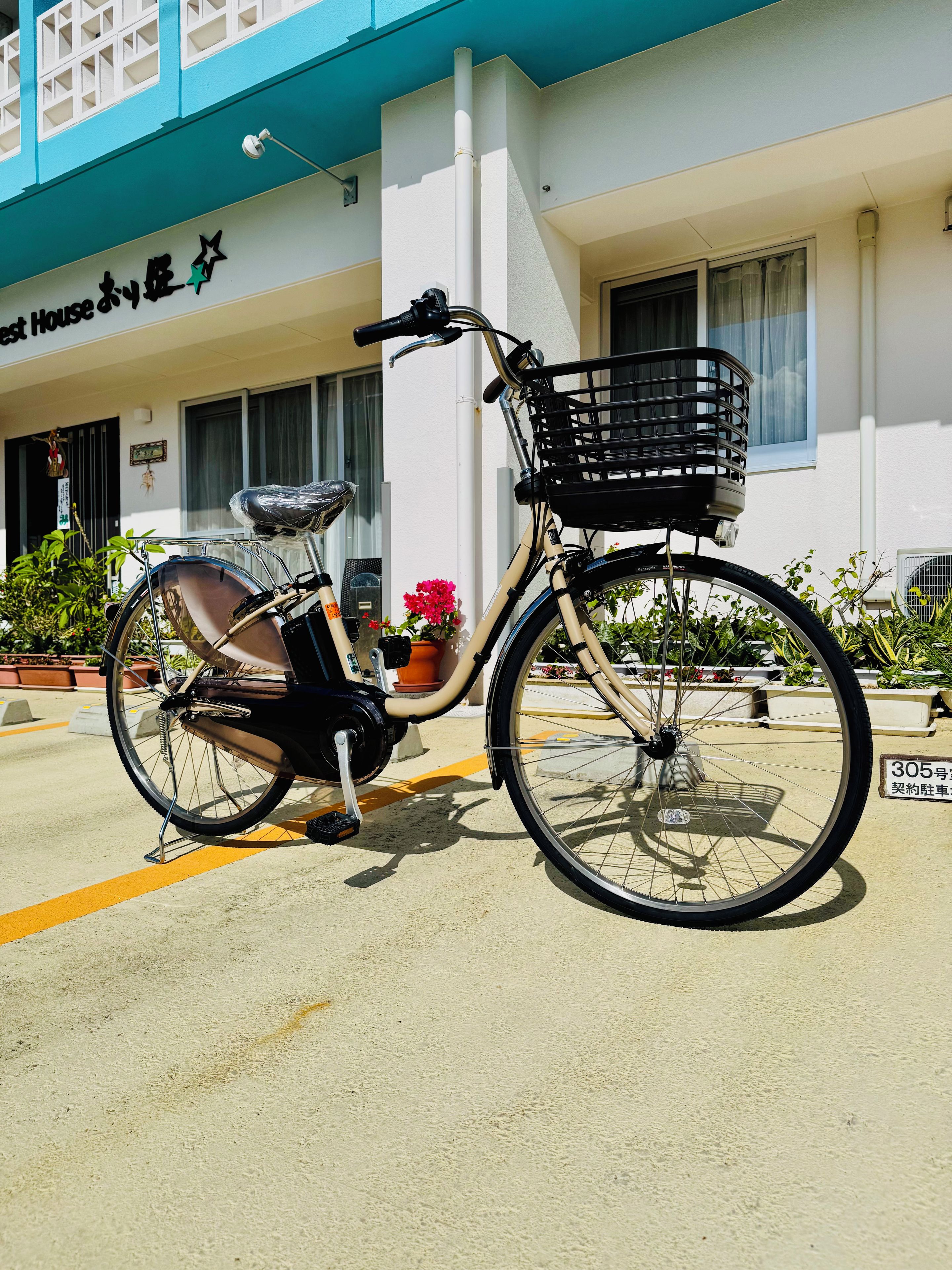 Een fiets geparkeerd voor een gebouw met een bord waarop 'Hotel House' staat.