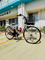 Una bicicleta estacionada frente a un edificio con un letrero que dice 'Hotel House'.
