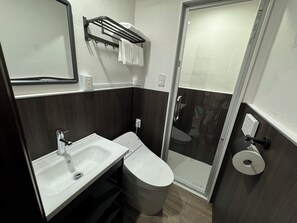 Ein modernes Badezimmer mit Waschbecken, Toilette und Duschkabine.