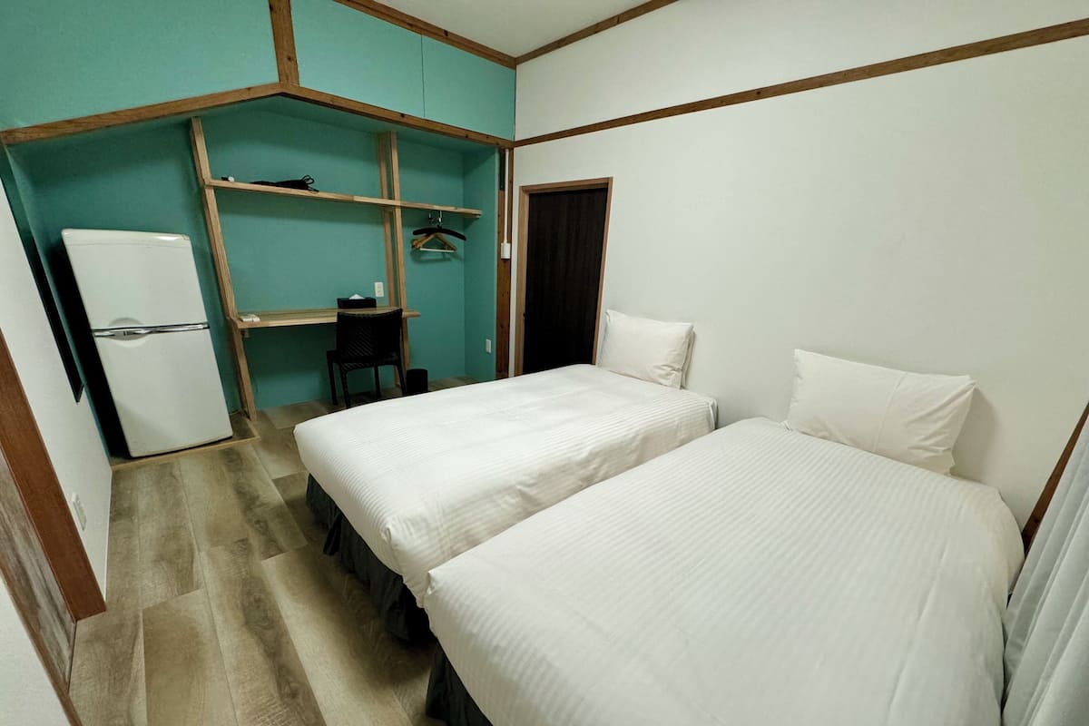Habitación con 2 camas individuales | Edredón, escritorio, espacio para trabajar con laptop y wifi gratis