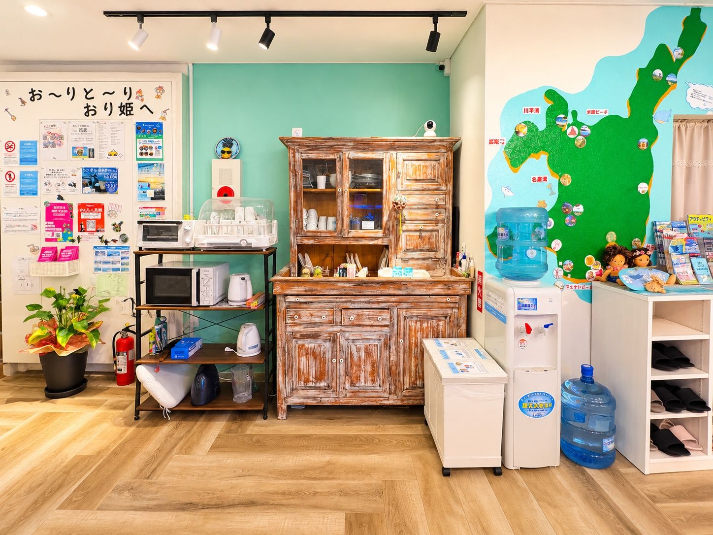 Una habitación con un armario de madera, un dispensador de agua y un mapa en la pared.
