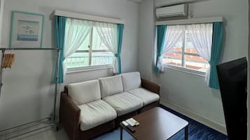 Chambre Triple | Coin séjour