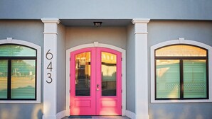 A building with a pink door and the number 643. - Frida's House - Historic Downtown  (San Angelo)