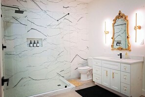 Dusche, Handtücher, Seife, Shampoo