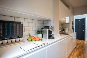 Fridge, microwave, coffee/tea maker - King Suite close to Manchester City Centre, R2 (Stockport)