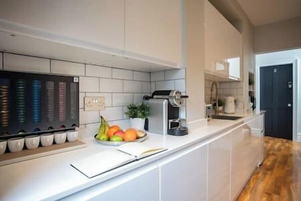 Refrigerador, microondas y cafetera y tetera 
