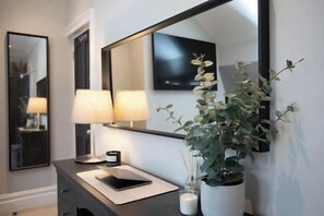 Interior - King Suite close to Manchester City Centre, R2 (Stockport)