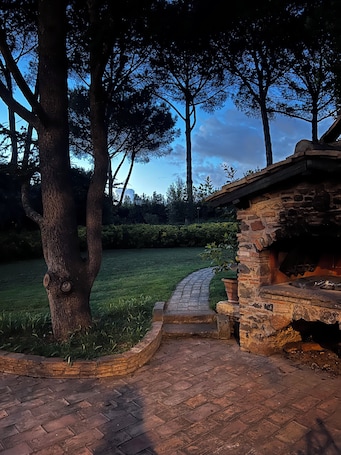 施設の敷地. Villa Bovari - Stupendous House inside a Historic Villa on the Appia Antica