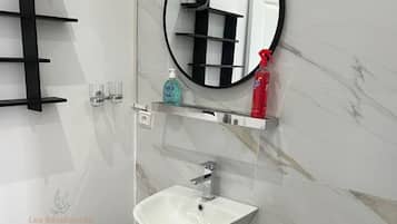 Een douche, een bidet, handdoeken, zeep