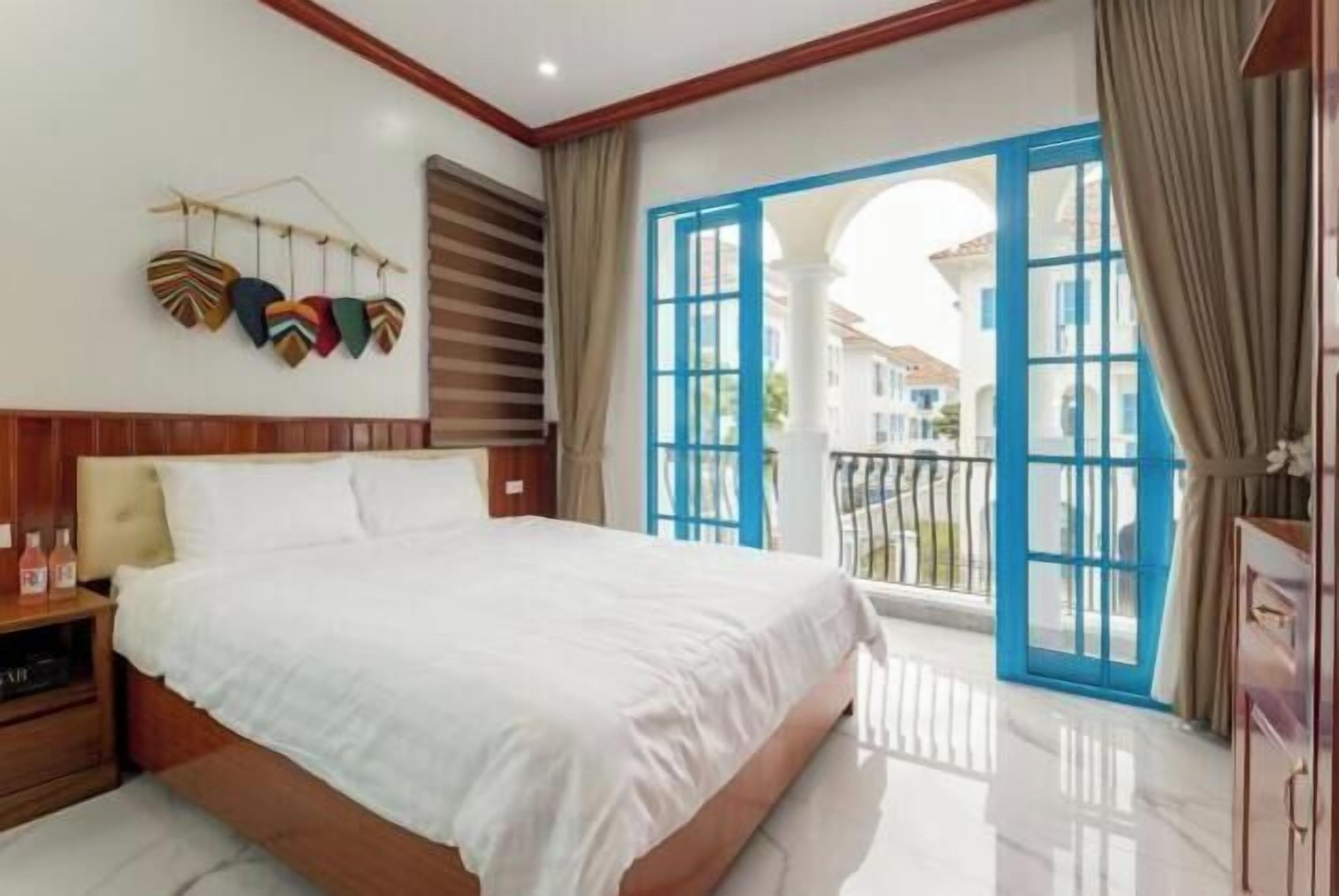 Camas con efecto memoria, decoración personalizada y escritorio 