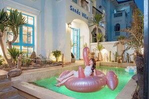 Piscine extérieure, chaises longues