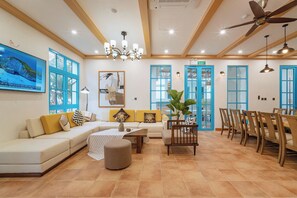 วิลล่าโรแมนติก | บริเวณน  ั่งเล่น | ทีวีจอแบน 18 นิ้ว พร้อมช่องเคเบิล