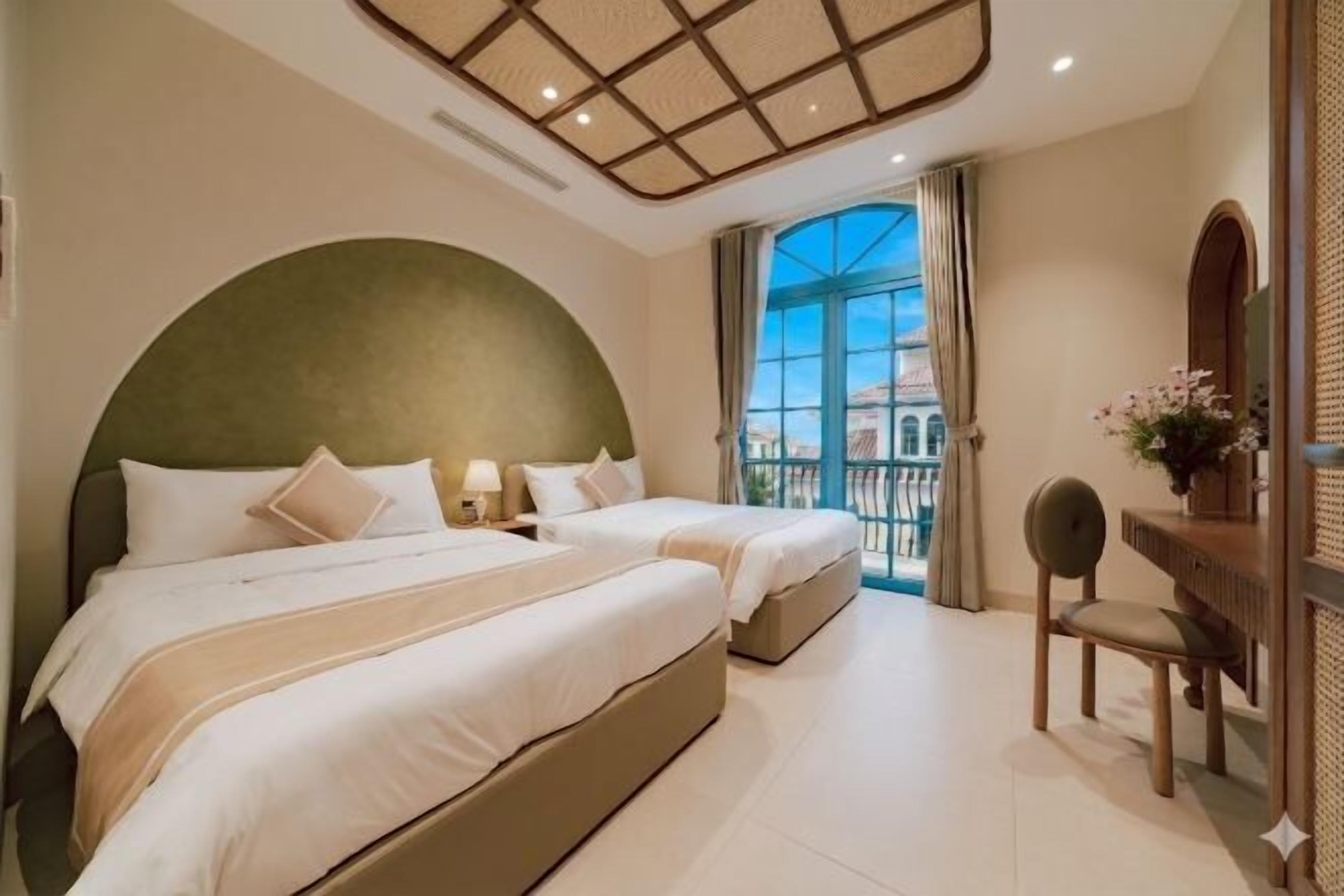 Betten mit Memory-Foam-Matratzen, individuell dekoriert, Schreibtisch