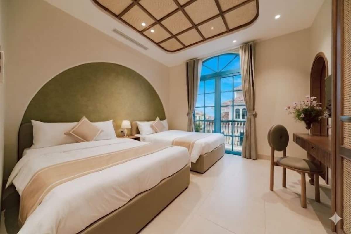 Betten mit Memory-Foam-Matratzen, individuell dekoriert, Schreibtisch