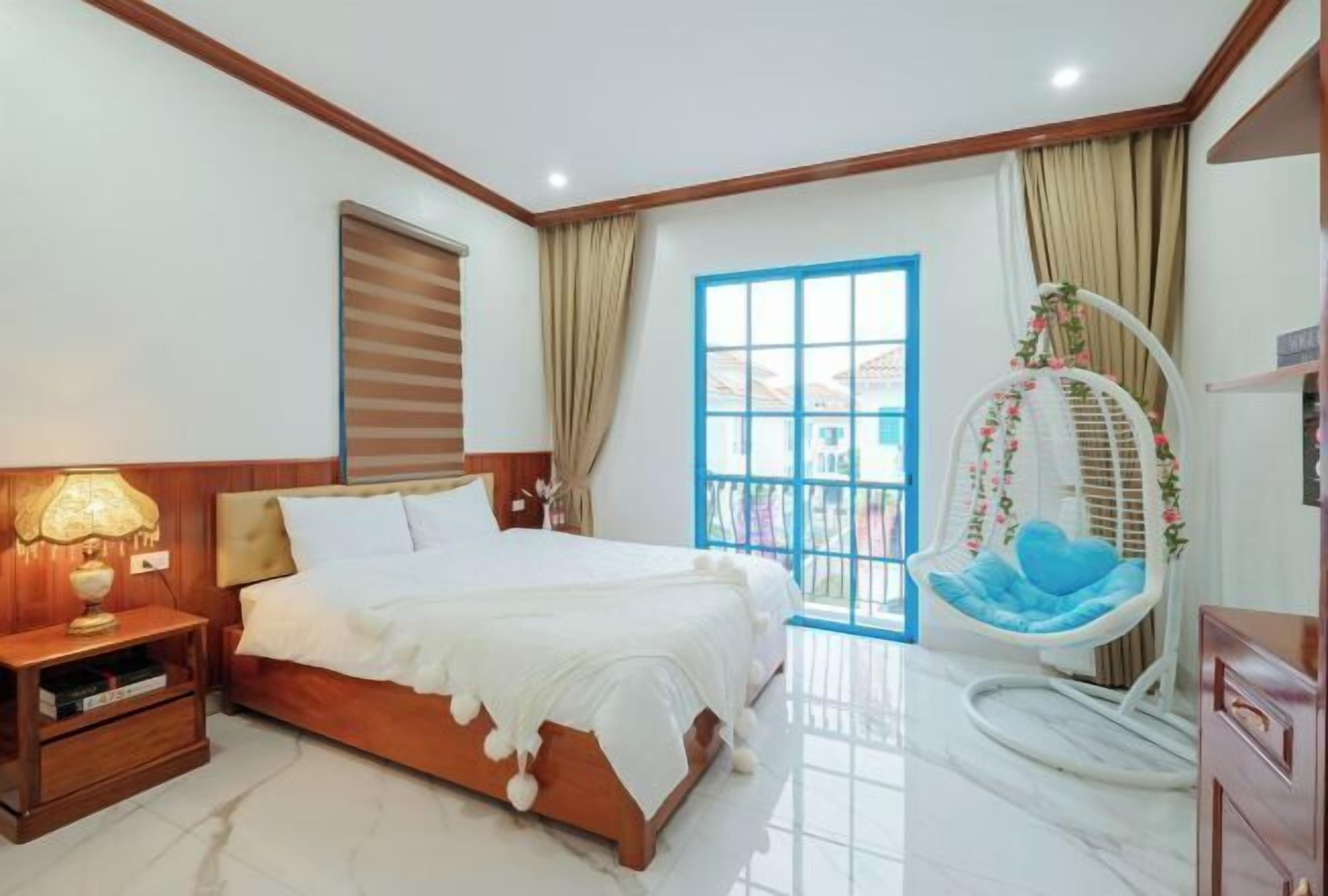 Camas con efecto memoria, decoración personalizada y escritorio 