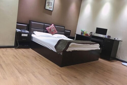 Luliang Yiyuan Business Hotel