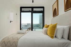 1 quarto, cofres nos quartos, ferros/tábuas de passar roupa