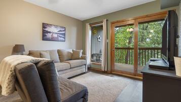 Condo, Multiple Beds, Patio (Vacay N Stay) | Living area | 42-inch TV with cable channels