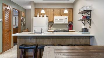 Condo, Multiple Beds, Patio (Vacay N Stay) | Private kitchen | Fridge, microwave, oven, stovetop