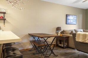 Condo, nhiều giường, sân hiên (Vacay N Stay) | Khu ăn uống