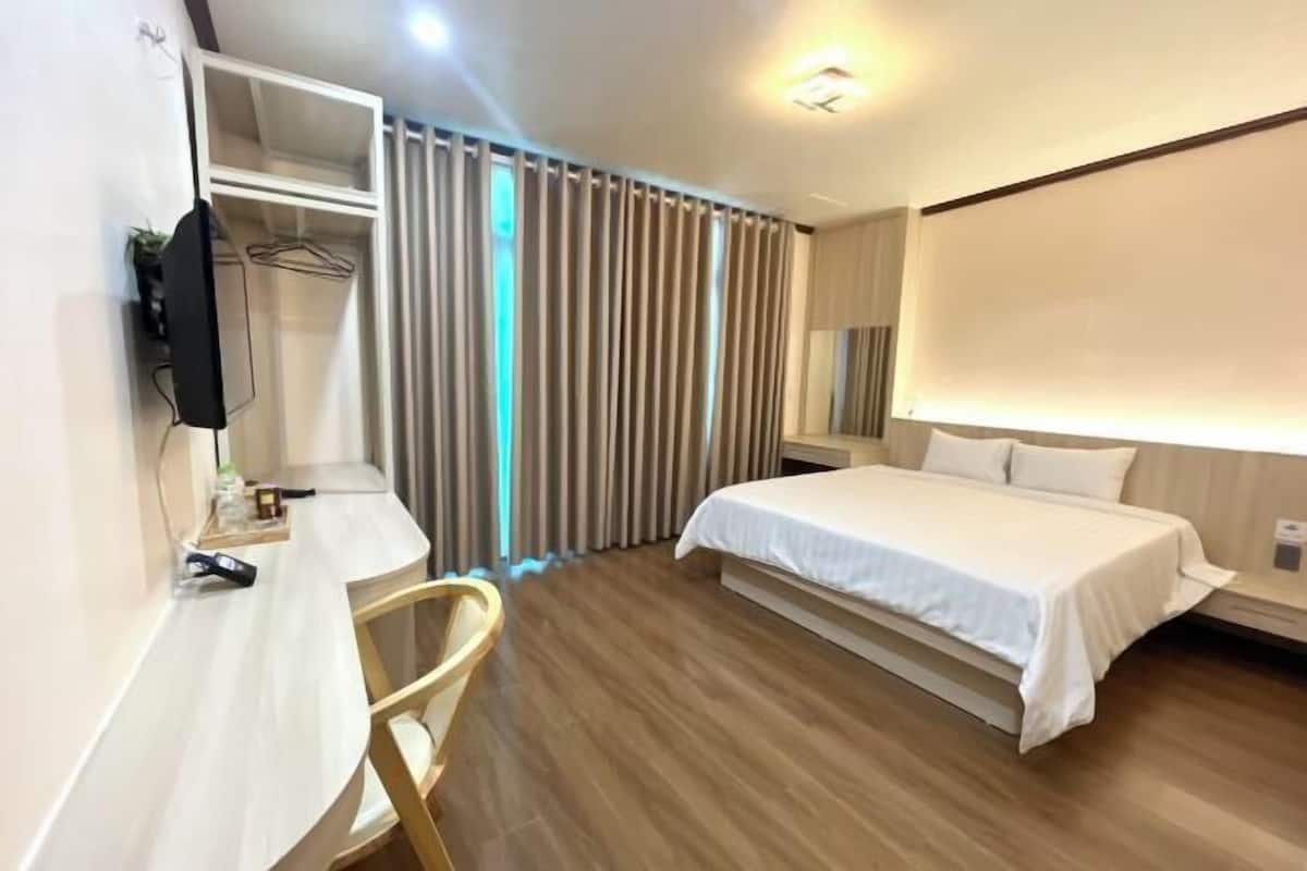 Premium bedding, down duvets, pillow-top beds, minibar