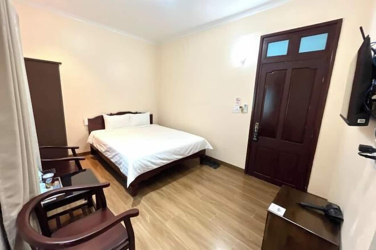 Premium bedding, down duvets, pillow-top beds, minibar
