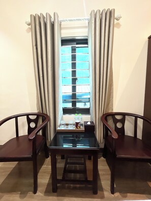 Dobbeltrom – comfort, 1 dobbeltseng, byutsikt | Sengetøy av topp kvalitet, dundyner, senger med overmadrass og minibar