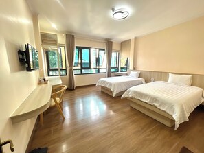 Kamar Double atau Twin Mewah, pemandangan kota | Seprai premium, selimut bulu angsa, bantalan ekstra lembut, dan minibar
