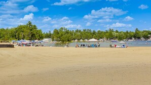 Een strand met tenten en mensen.