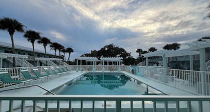 Charming 2-bedroom condo with WiFi, AC in gorgeous New Smyrna Beach
