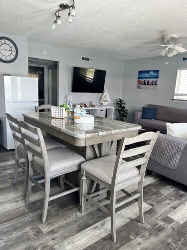 Charming 2-bedroom condo with WiFi, AC in gorgeous New Smyrna Beach