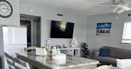 Charming 2-bedroom condo with WiFi, AC in gorgeous New Smyrna Beach