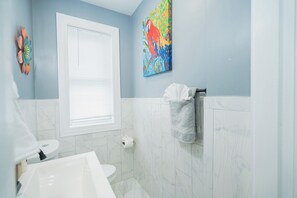 Dusch, hårtork, handdukar och tvål