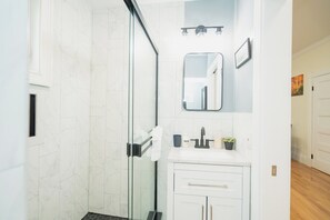 Douche, sèche-cheveux, serviettes fournies, savon